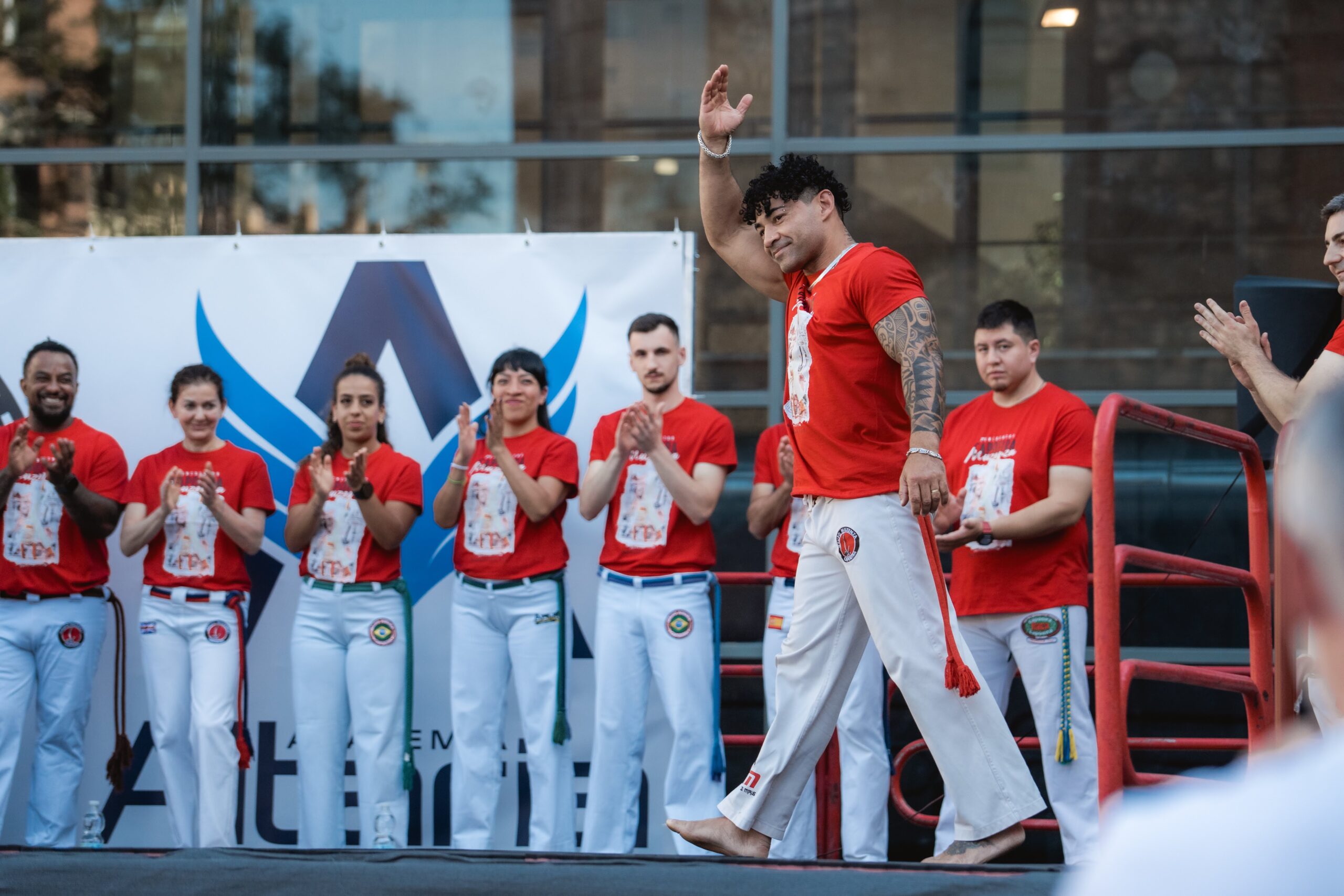 Lee más sobre el artículo Mestre Magrela: una trayectoria internacional al servicio de la Capoeira y Grupo Muzenza